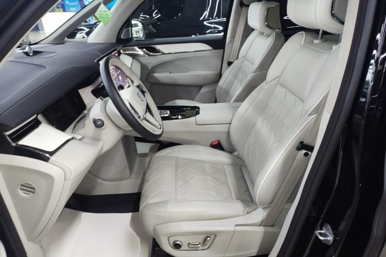 Used Volvo EM90 2025 Ultra Six-Seater Left Front Seat