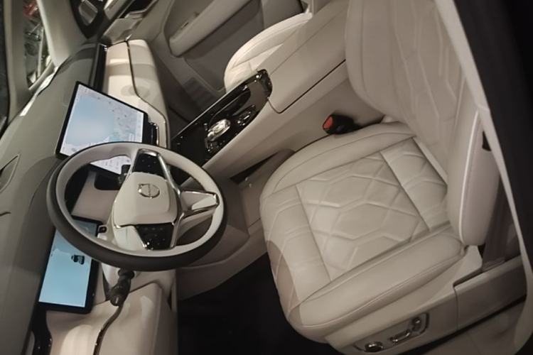 Used Volvo EM90 2025 Ultra Six-Seater Left Front Seat