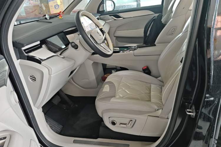 Used Volvo EM90 2025 Ultra Six-Seater Left Front Seat