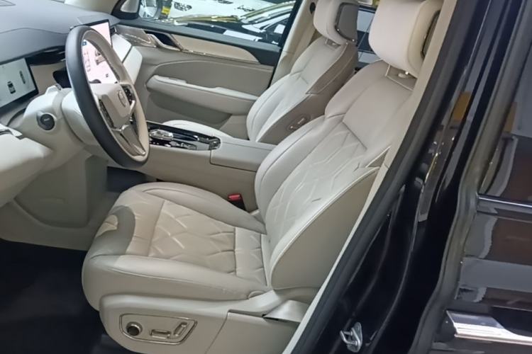 Used Volvo EM90 2025 Ultra Six-Seater Left Front Seat