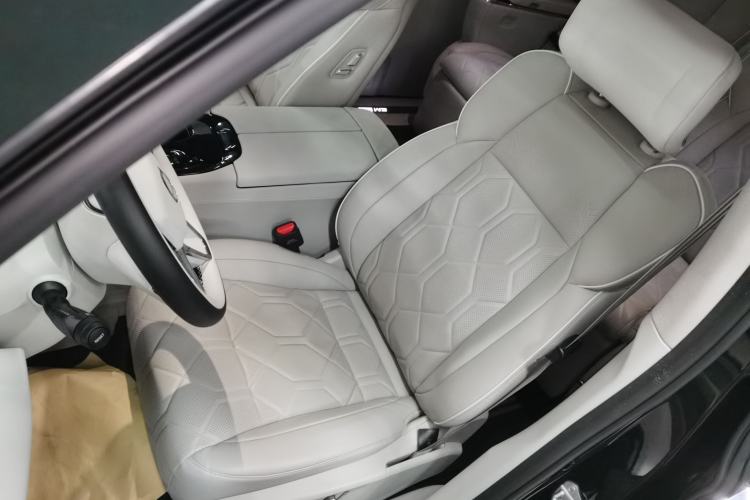 Used Volvo EM90 2025 Ultra Six-Seater Left Front Seat