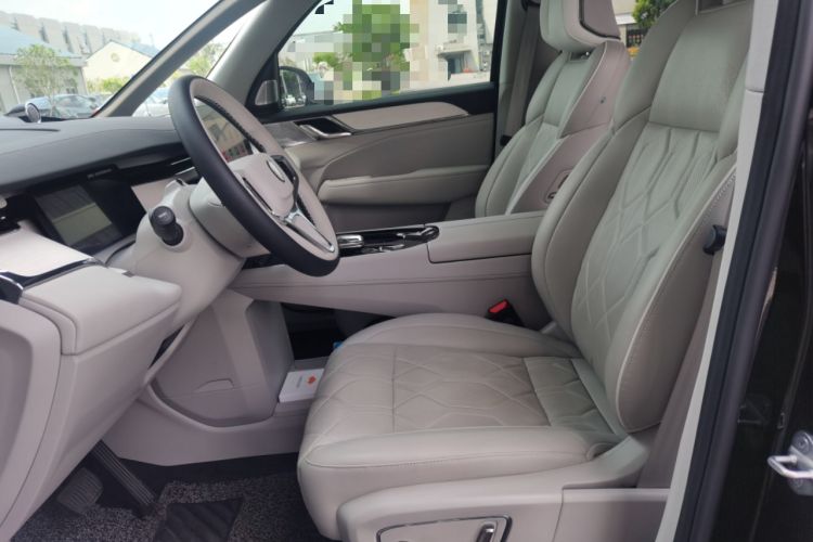 Used Volvo EM90 2025 Ultra Six-Seater Left Front Seat
