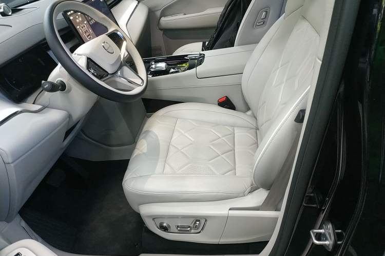 Used Volvo EM90 2025 Ultra Six-Seater Left Front Seat