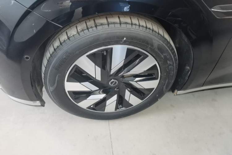 Used Volvo EM90 2025 Ultra Six-Seater Left Front Wheel Hub