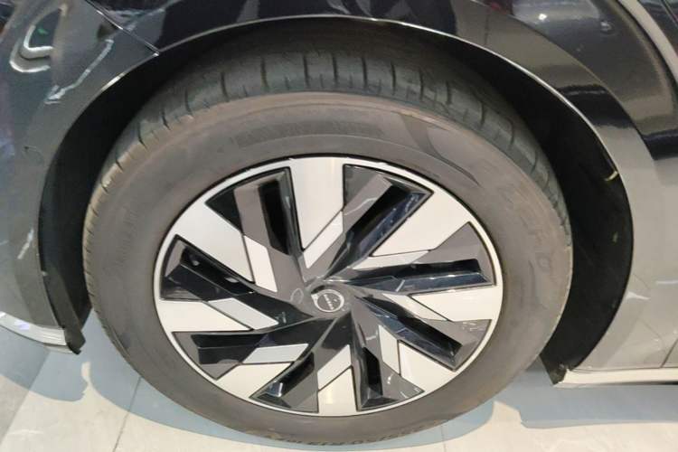 Used Volvo EM90 2025 Ultra Six-Seater Left Front Wheel Hub