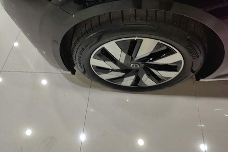 Used Volvo EM90 2025 Ultra Six-Seater Left Front Wheel Hub
