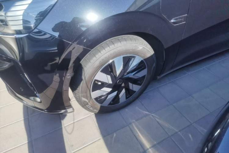 Used Volvo EM90 2025 Ultra Six-Seater Left Front Wheel Hub