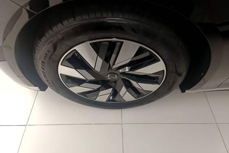 Used Volvo EM90 2025 Ultra Six-Seater Left Front Wheel Hub