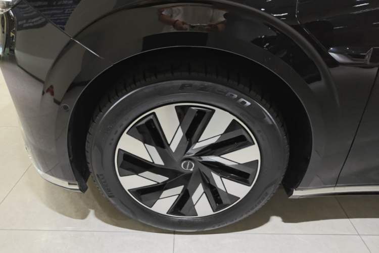 Used Volvo EM90 2025 Ultra Six-Seater Left Front Wheel Hub