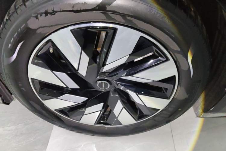Used Volvo EM90 2025 Ultra Six-Seater Left Front Wheel Hub