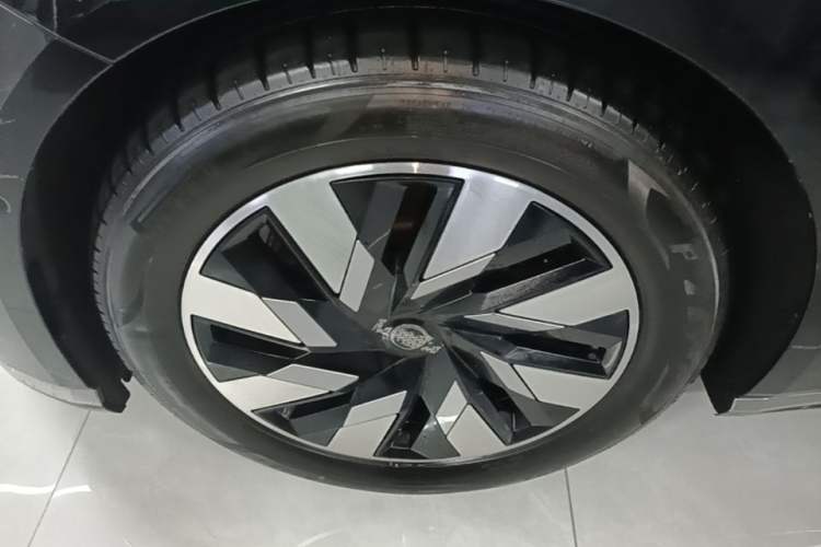 Used Volvo EM90 2025 Ultra Six-Seater Left Front Wheel Hub