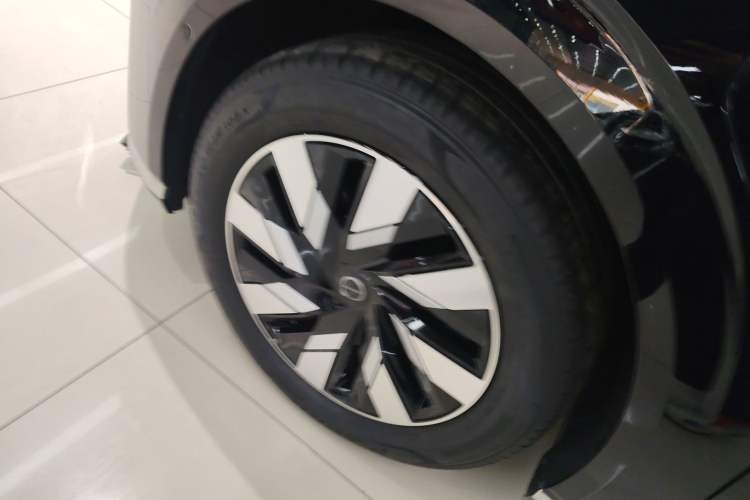 Used Volvo EM90 2025 Ultra Six-Seater Left Front Wheel Hub