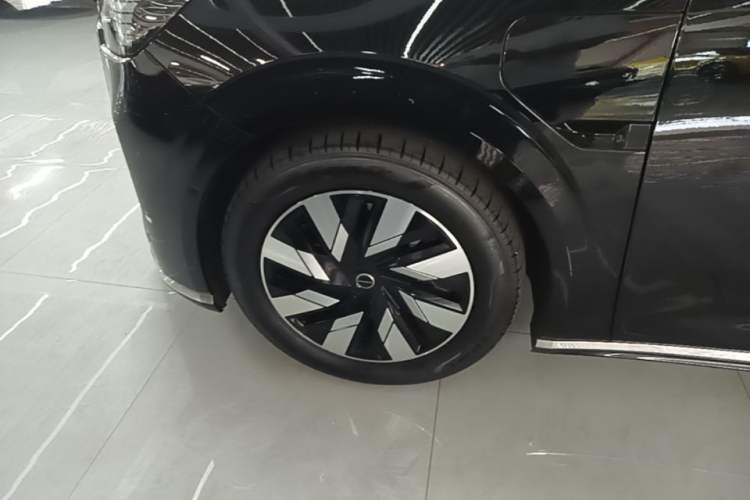 Used Volvo EM90 2025 Ultra Six-Seater Left Front Wheel Hub