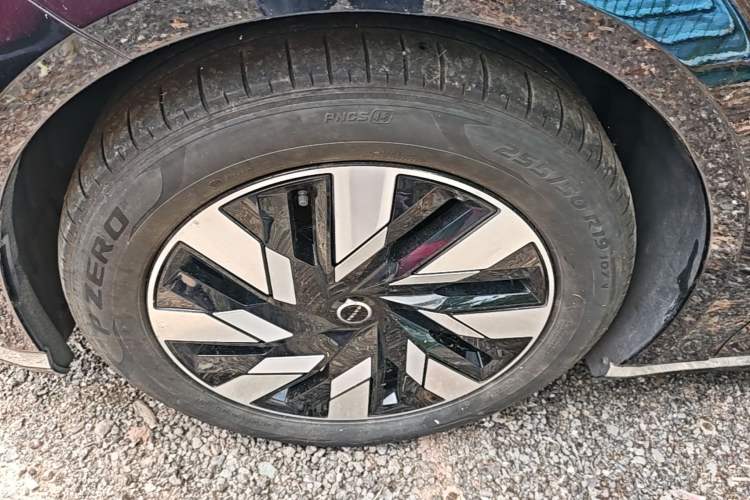 Used Volvo EM90 2025 Ultra Six-Seater Left Front Wheel Hub