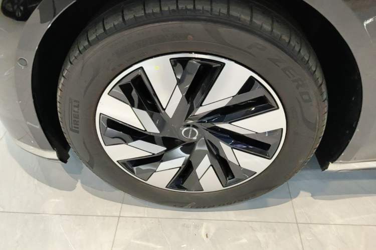 Used Volvo EM90 2025 Ultra Six-Seater Left Front Wheel Hub