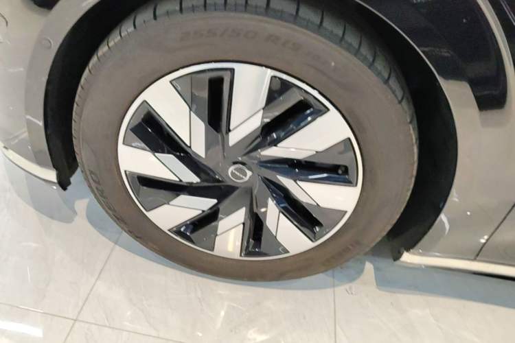 Used Volvo EM90 2025 Ultra Six-Seater Left Front Wheel Hub