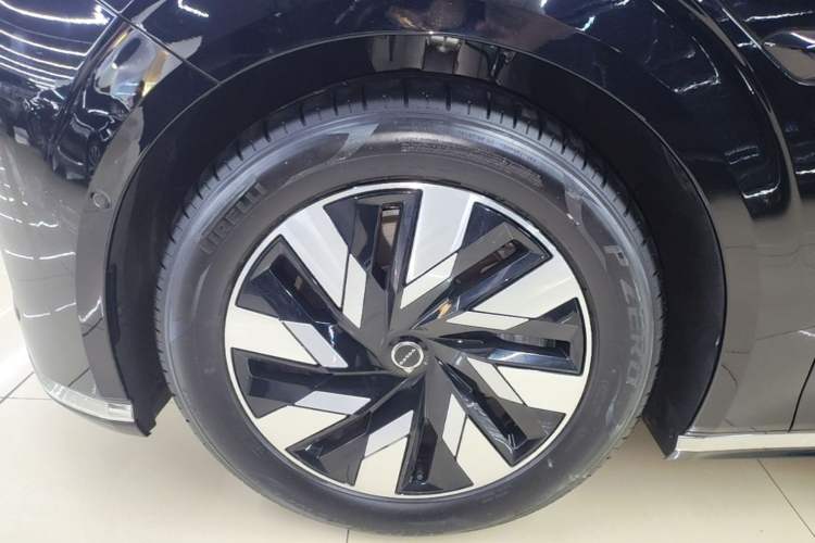 Used Volvo EM90 2025 Ultra Six-Seater Left Front Wheel Hub