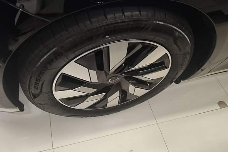 Used Volvo EM90 2025 Ultra Six-Seater Left Front Wheel Hub