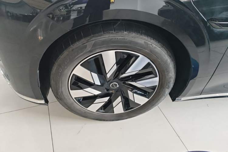 Used Volvo EM90 2025 Ultra Six-Seater Left Front Wheel Hub