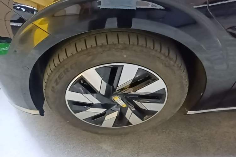 Used Volvo EM90 2025 Ultra Six-Seater Left Front Wheel Hub