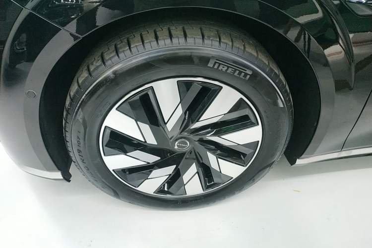 Used Volvo EM90 2025 Ultra Six-Seater Left Front Wheel Hub