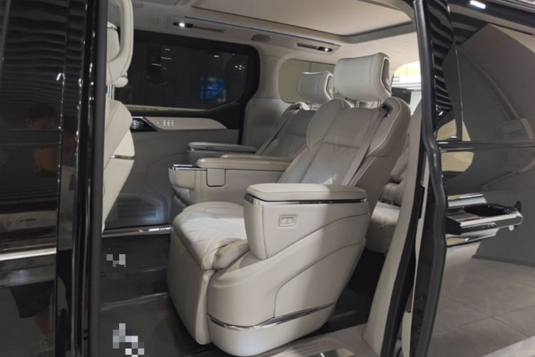 Used Volvo EM90 2025 Ultra Six-Seater Left Rear Seat