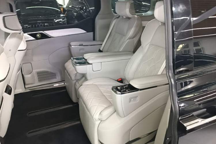Used Volvo EM90 2025 Ultra Six-Seater Left Rear Seat
