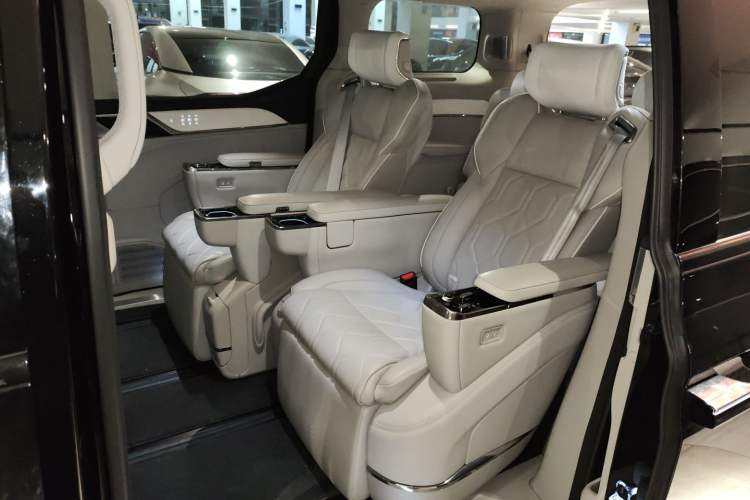 Used Volvo EM90 2025 Ultra Six-Seater Left Rear Seat