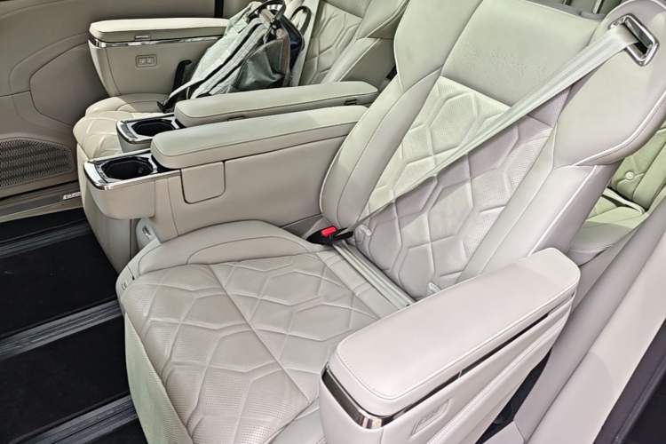 Used Volvo EM90 2025 Ultra Six-Seater Left Rear Seat