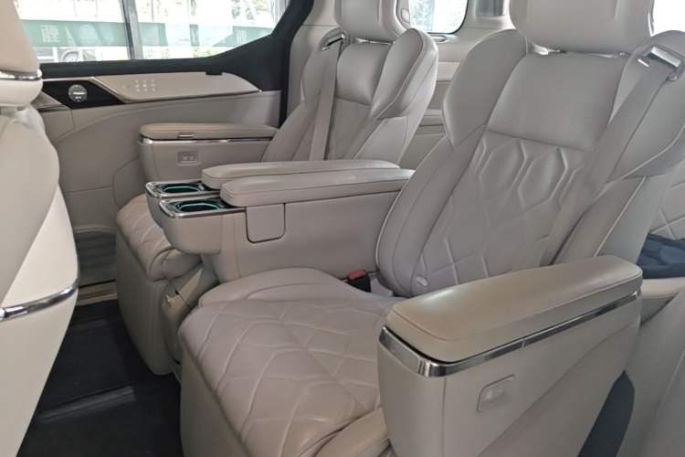 Used Volvo EM90 2025 Ultra Six-Seater Left Rear Seat