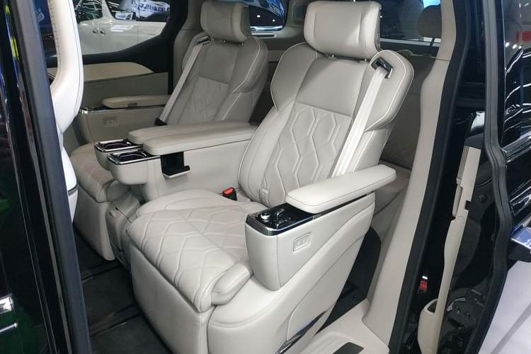 Used Volvo EM90 2025 Ultra Six-Seater Left Rear Seat