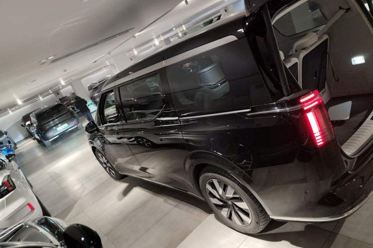 Used Volvo EM90 2025 Ultra Six-Seater Left Side