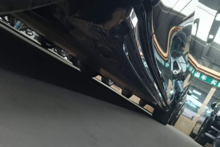 Used Volvo EM90 2025 Ultra Six-Seater Left Side Sill