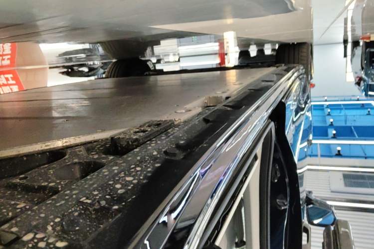Used Volvo EM90 2025 Ultra Six-Seater Left Side Sill
