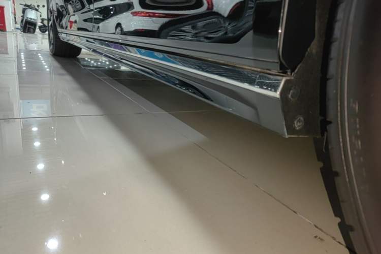 Used Volvo EM90 2025 Ultra Six-Seater Left Side Sill