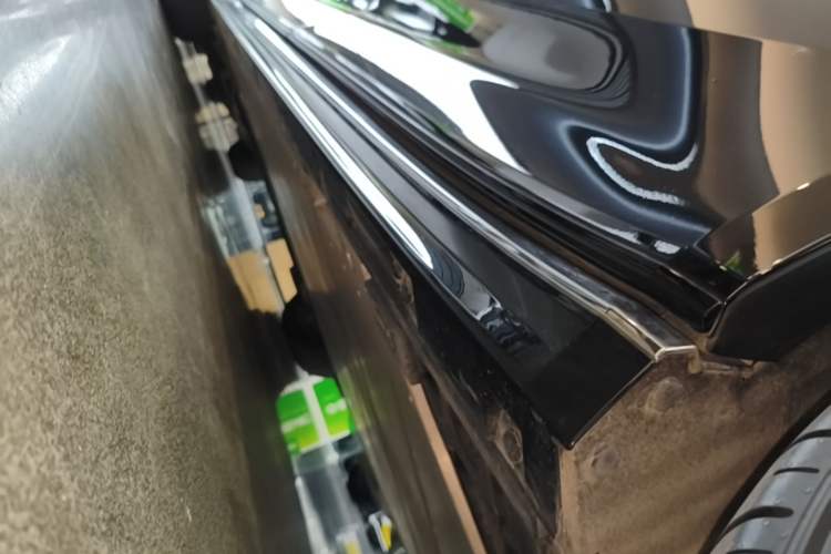 Used Volvo EM90 2025 Ultra Six-Seater Left Side Sill