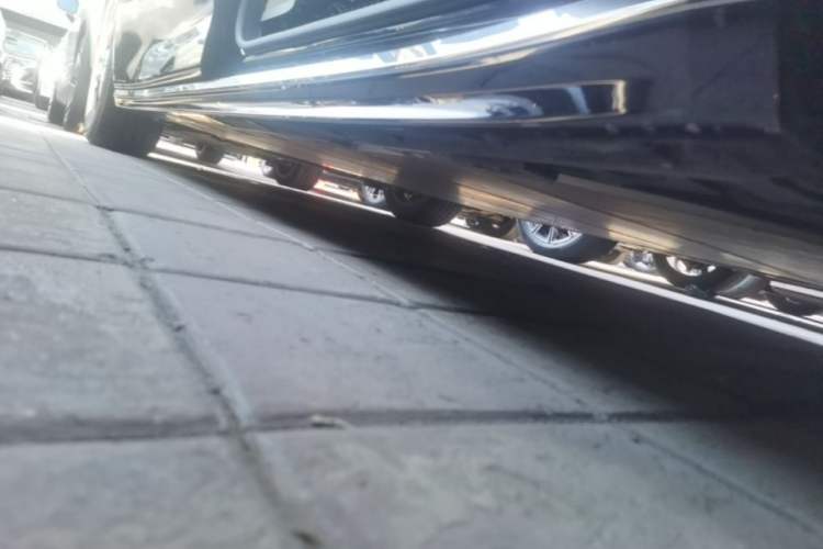 Used Volvo EM90 2025 Ultra Six-Seater Left Side Sill