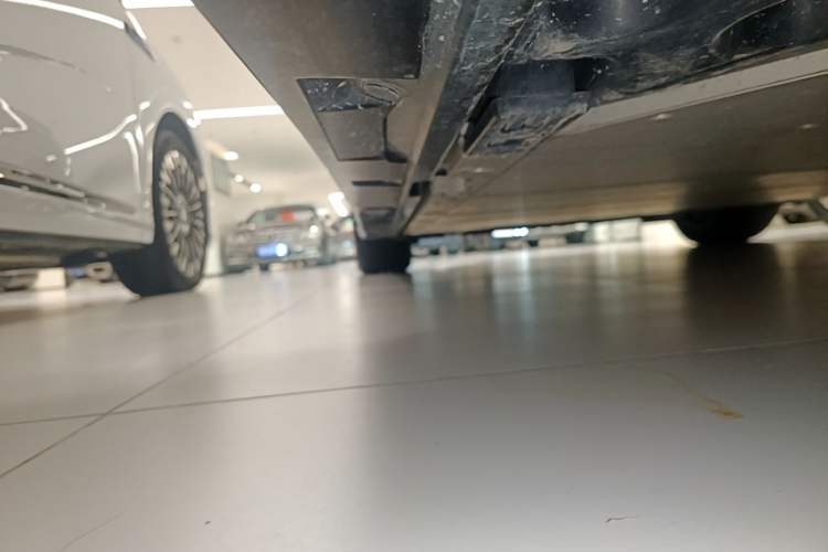Used Volvo EM90 2025 Ultra Six-Seater Left Side Sill