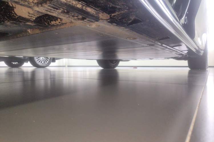 Used Volvo EM90 2025 Ultra Six-Seater Left Side Sill