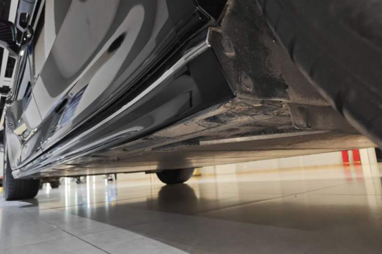 Used Volvo EM90 2025 Ultra Six-Seater Left Side Sill