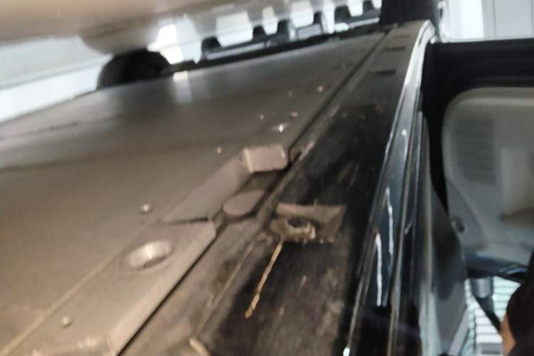Used Volvo EM90 2025 Ultra Six-Seater Left Side Sill