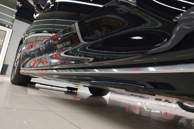 Used Volvo EM90 2025 Ultra Six-Seater Left Side Sill