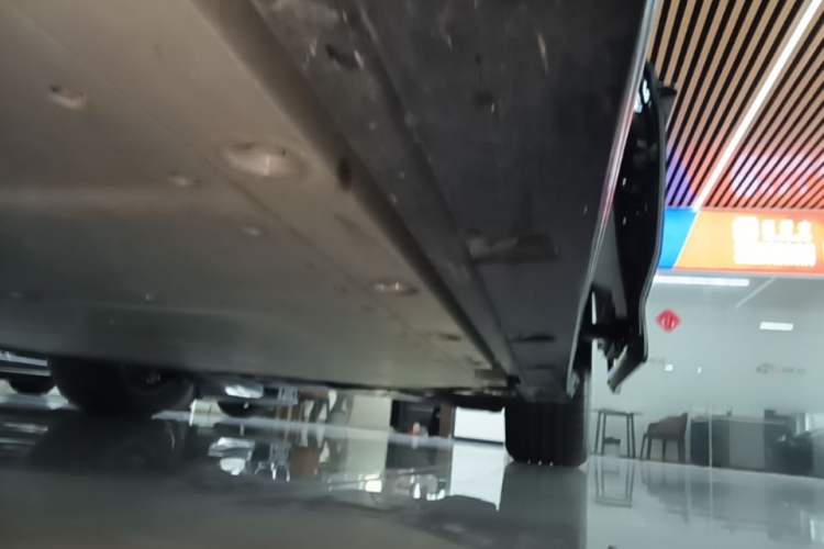 Used Volvo EM90 2025 Ultra Six-Seater Left Side Sill
