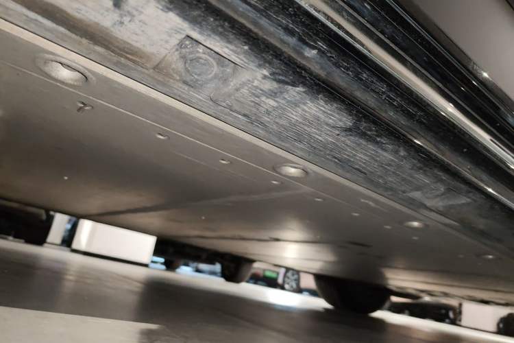 Used Volvo EM90 2025 Ultra Six-Seater Left Side Sill