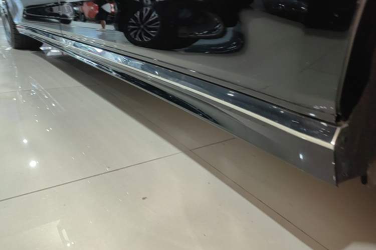 Used Volvo EM90 2025 Ultra Six-Seater Left Side Sill