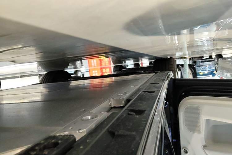 Used Volvo EM90 2025 Ultra Six-Seater Left Side Sill