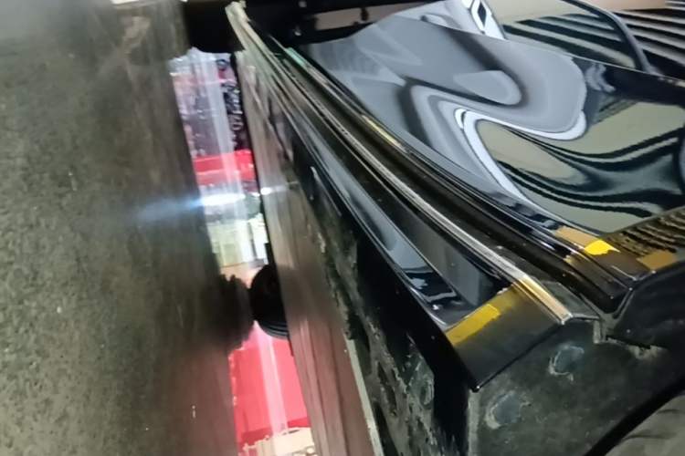 Used Volvo EM90 2025 Ultra Six-Seater Left Side Sill