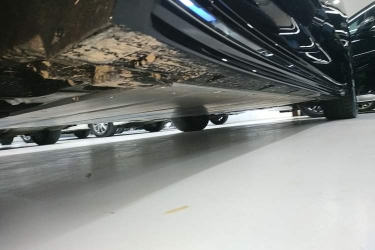 Used Volvo EM90 2025 Ultra Six-Seater Left Side Sill
