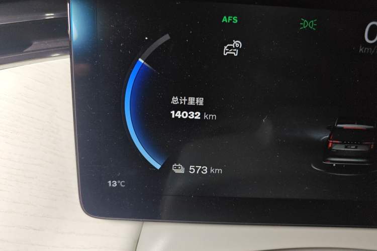 Used Volvo EM90 2025 Ultra Six-Seater Odometer Close Up