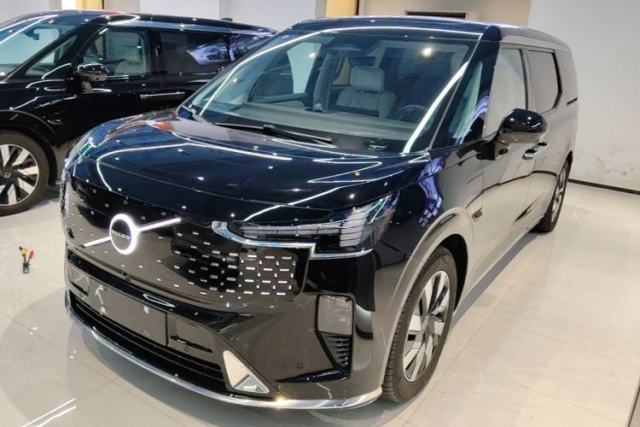 Used Volvo EM90 2025 Ultra Six-Seater